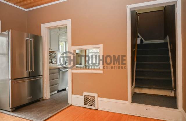 Large 3 Bedroom 2 Bath House w/Fenced in Yard and 2 Stall Garage! Gallery 4