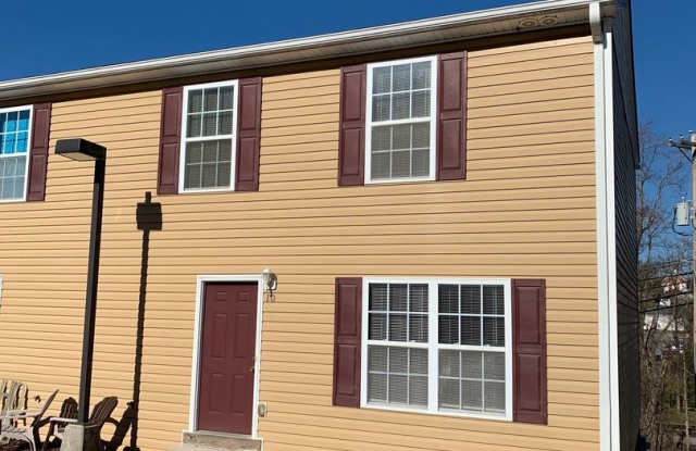 3 Bedroom 2.5 Bath Townhouse Gallery 1