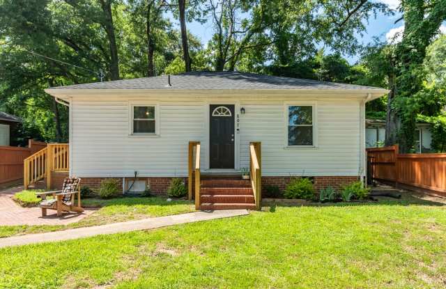 Charming 2-bedroom, 1-bathroom home located near downtown Durham photos photos