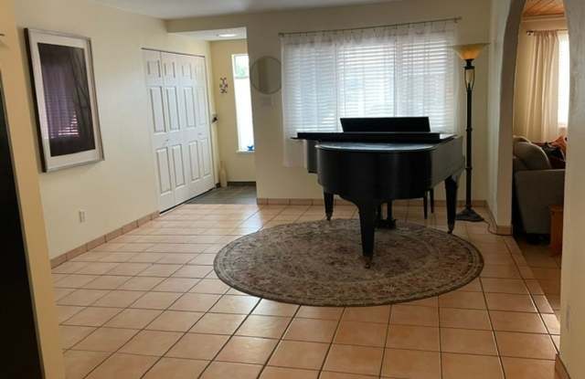 Charming 2BR House in Santa Fe Gallery 4