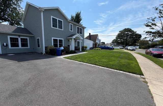 Spacious 4BR House in Levittown Gallery 1