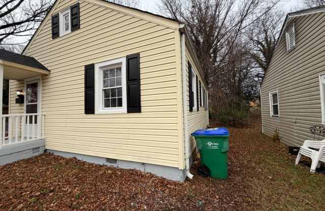 Charming 2 bedroom 1 bath cottage Gallery 3