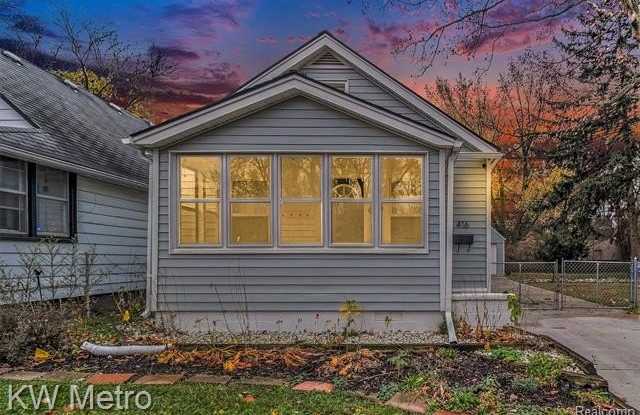 416 E MAXLOW Avenue Gallery 2