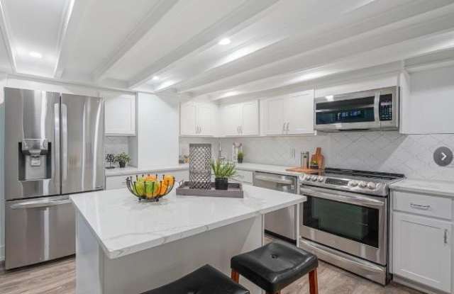 302 LOMBARD STREET - 302 Lombard Street, Philadelphia, PA 19147