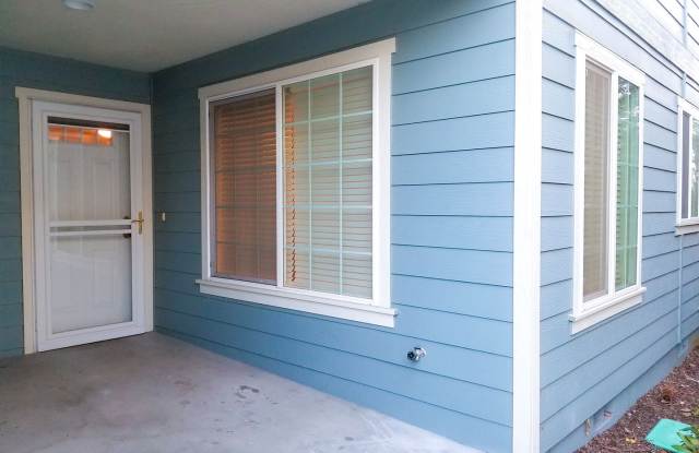 Great two bedroom, two bath unit in East Medford photos photos