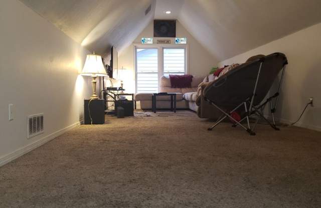 5 bed, 3 bath home on Northside: Available July 2027! Gallery 3