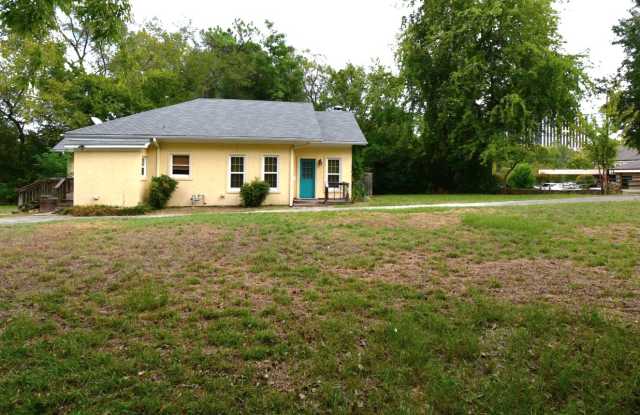 Charming 2 Bedroom, 2 Bath Home - Water & Trash Included! Gallery 4