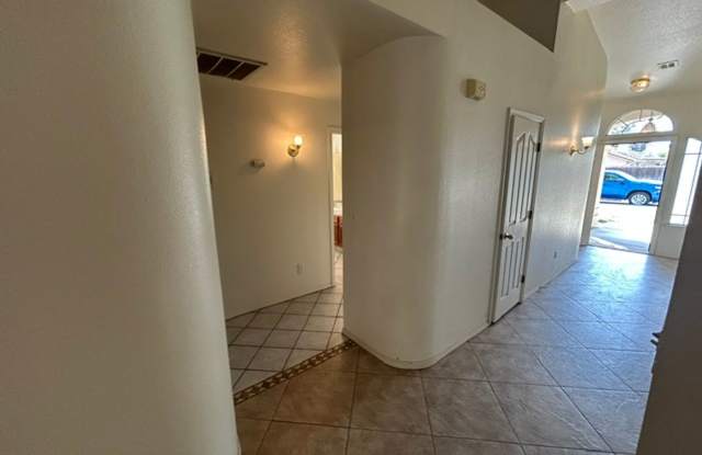 Beautiful 3 Bedroom 2 Bathroom Home In SE Visalia! Gallery 4