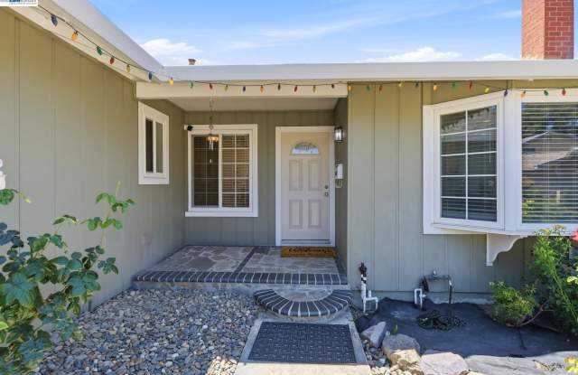 325 Goshen Ct Gallery 4