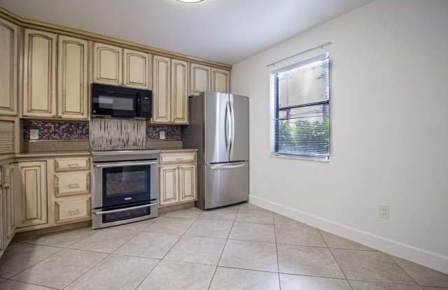 1303 Lakeview Drive E Gallery 3