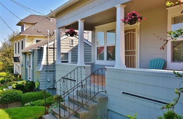 Furnished Top-Floor Duplex in Bremerton | Clawfoot Tub + Shared Laundry - 1221 Burwell Street, Bremerton, WA 98337