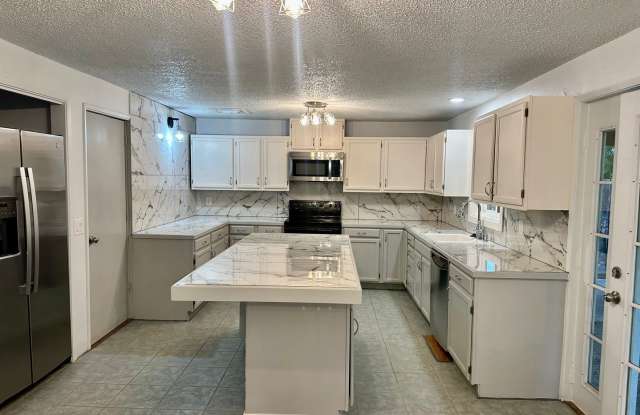 Updated 3bd/2BA South Suburbs Home with RV Parking, Large Yard & Garage photos photos