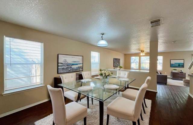 329 Agency Oaks Gallery 2
