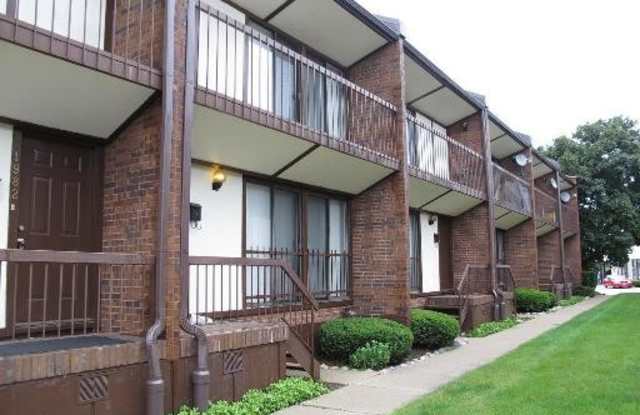 1982 Green Bay Road - 1982 Green Bay Road, Highland Park, IL 60035