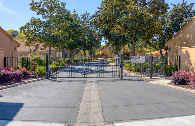 3 bedroom condo in gated community! - 1236 West Roseburg Avenue, Modesto, CA 95350