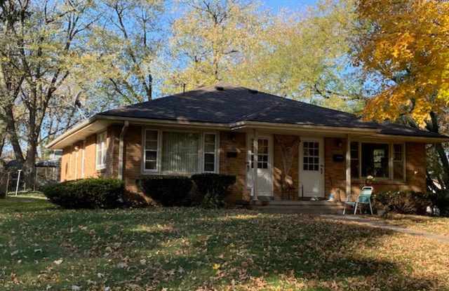 Brick 1 BR 1 BA duplex with hardwood floors in nice residential neighborhood photos photos