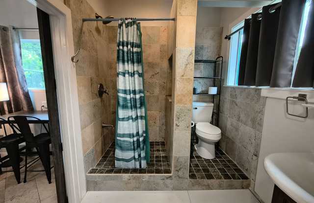 **Beautifully Furnished Private Studio – Captain Cook Gallery 3