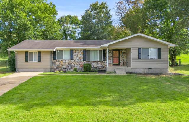 Located in the Heart of Hixson! 3 beds, 2 baths, with spacious yard! Make this your Home for the Holidays! - 1212 Helena Drive, Chattanooga, TN 37343