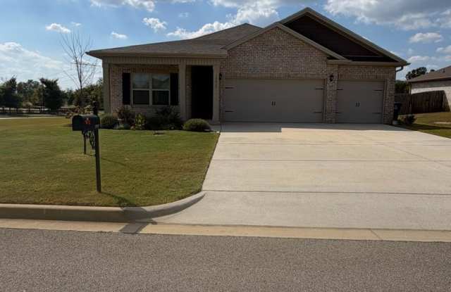 Available Now - The Links at Canebrake!! Beautiful 4 bedroom 3 bathroom across from the POOL! Gallery 1