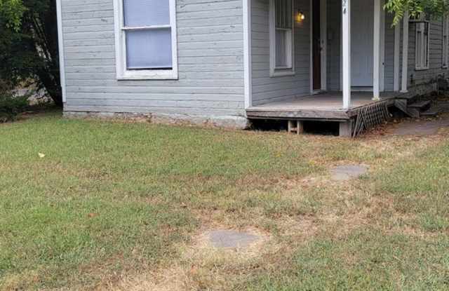 Cute 2br house nestled in a quiet neighborhood - 124 West Park Street, Pittsburg, KS 66762