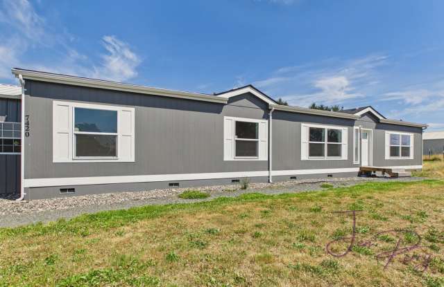 Large Spacious 5 Bedroom House with Fenced Yard photos photos