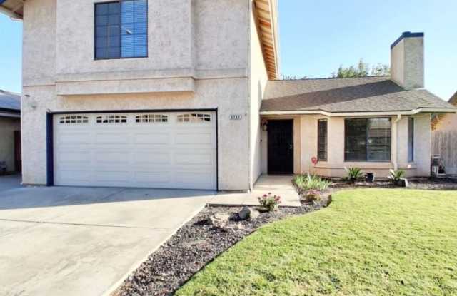 Move-in Special: Half Off the 1st Month's Rent! Bright 3-Bedroom Fresno Home with Spacious Backyard Gallery 3