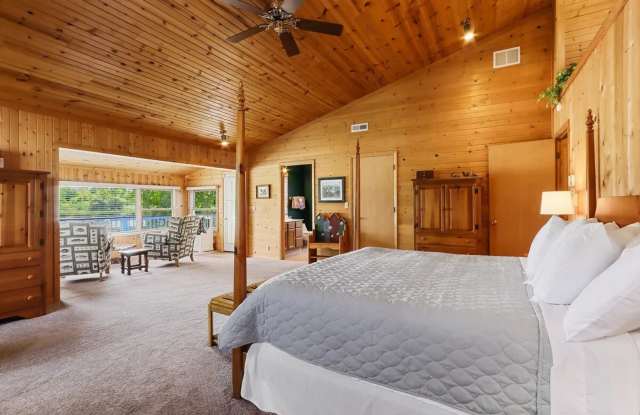Lake Delavan Furnished Waterfront Home Available for Monthly & Mid-Term Rentals Gallery 3