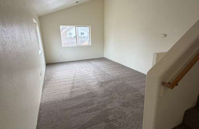 Newly Renovated 2 Bedroom, 1.5 Bathroom Duplex - Located near Sky Lakes and Oregon Tech! photos photos