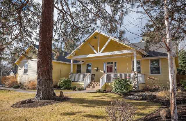 Beautiful Single-Level Home on Half Acre in SE Bend w/ 3 car garage photos photos