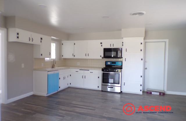 Charming 3 Bedroom, 2 Bathroom Home with Spacious Yard photos photos