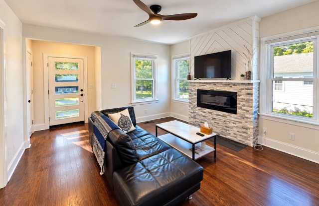 Bowman Field Two Bedroom House! Gallery 3