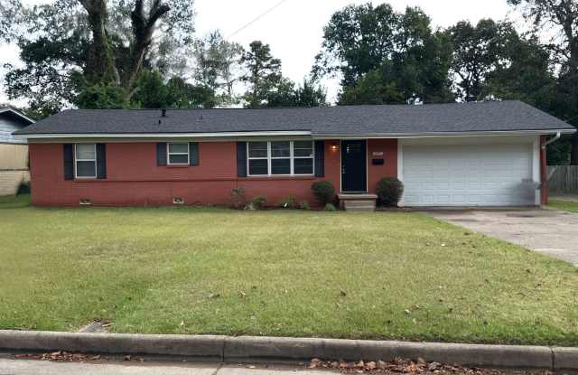 3 Bedroom Home with Large Backyard near Andy Woods - 1505 Pettit Drive, Tyler, TX 75701