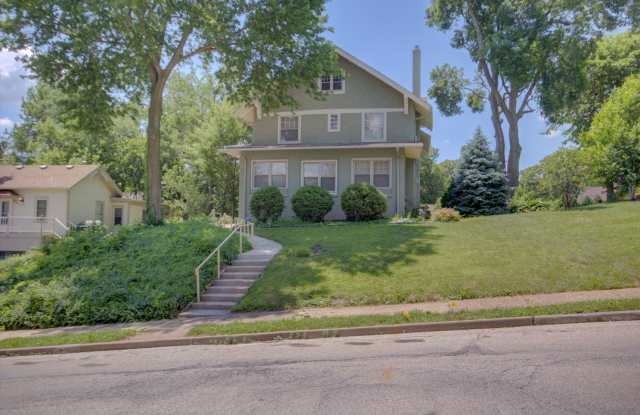 Charming 4 bed home - 822 Mississippi Avenue, Davenport, IA 52803
