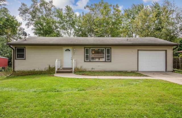 Darling 3 bedroom home in Greenfield Plaza neighborhood photos photos