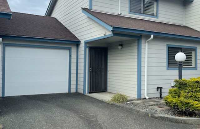 Comfortable 2bd/2bath Condo with garage off of Myrtle photos photos