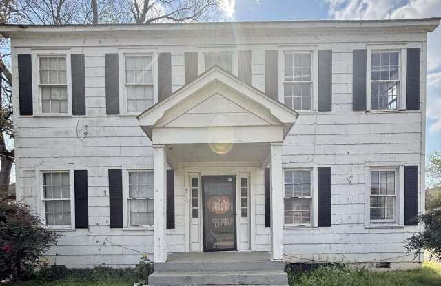 213 NE Wilson Street Gallery 1