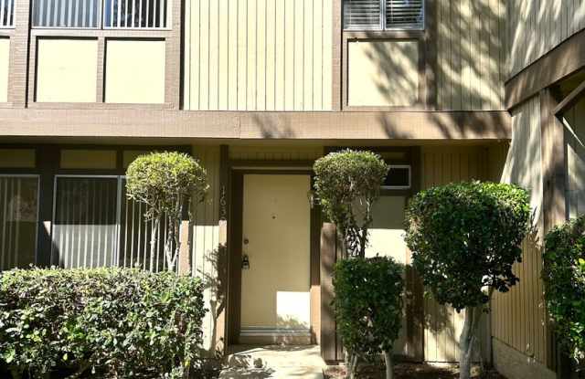 Spacious Woodbridge Condo -Townhouse model with Yard photos photos