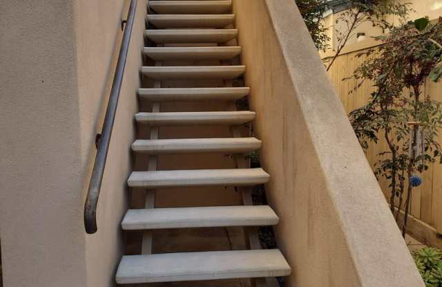 2 story condo with private balcony & roof deck - blocks from the Beach Gallery 3