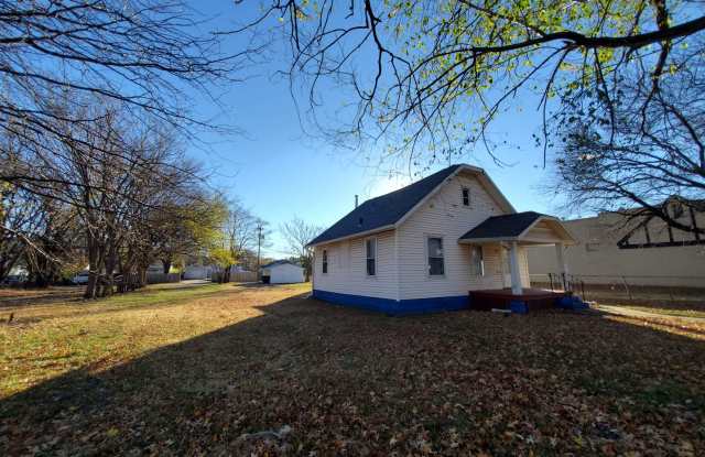 Great Central location home!  - Nice home with appliances. Close to Washburn University Gallery 4