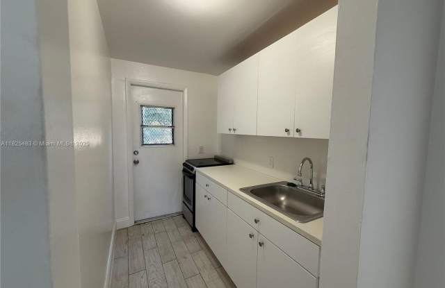 1035 SW 4th St photos photos