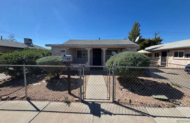 Charming 2Bed/1Bath apartment W/ Private front yard w/ porch and oversized backyard in Henderson photos photos