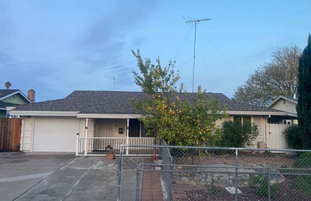 Spacious 3 bed 1 bath plus bonus room! Pet friendly with nice size back yard photos photos