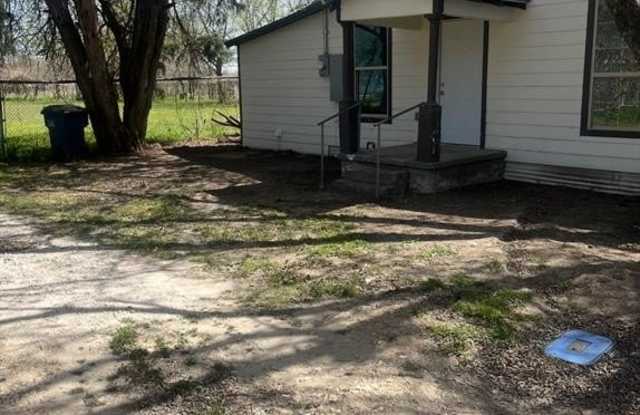 102 1/2 N Cypress Avenue photos photos