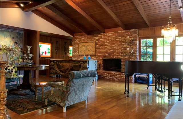 4952 Encino Avenue Gallery 2