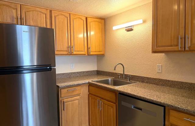 Beautiful 3 Bed/2 Bath Condo with 2 Parking Spots - Great Commuter Location photos photos