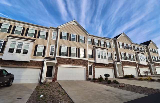 4 bed/3.5 bath Townhouse in Suncrest Village - Available 07/09/2027! Gallery 1