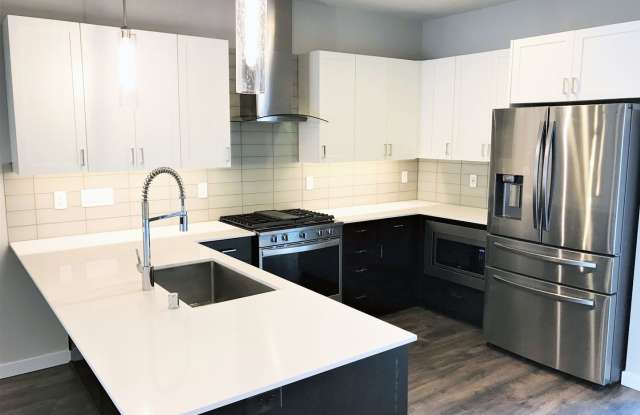3-Bedroom Wedgwood Townhome | Air Conditioning | Extra-Wide Garage Gallery 4