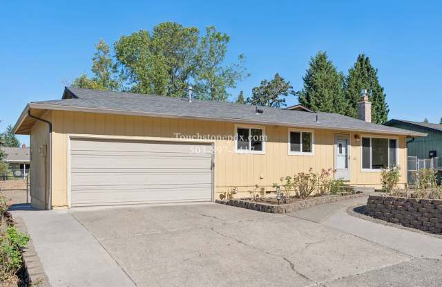 Gladstone 3BD/2BA Home with Large Yard, Shop, & 2 Car Garage Gallery 3