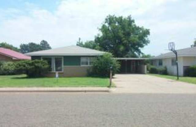 LARGE OPEN FLOOR PLAN ON WONDERFUL LOT - 2609 Wallace Street, Clovis, NM 88101 LARGE OPEN FLOOR PLAN ON WONDERFUL LOT - 2609 Wallace Street, Clovis, NM 88101