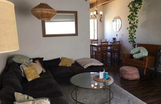 MOVE IN SPECIAL: Beautiful upstairs 2 bedroom 1 bathroom apartment in North Pacific Beach - 5272 La Jolla Mesa Drive, San Diego, CA 92109
